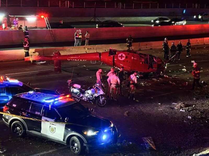 У США медичний гелікоптер упав на автостраду. Фото, відео