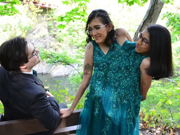 Одна з відомих сіамських близнючок Андраде у першу річницю шлюбу показала нові фото із чоловіком