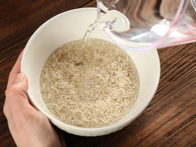 Добавьте этот сок в горячую воду – и рис всегда будет рассыпчатым. Секретный лайфхак