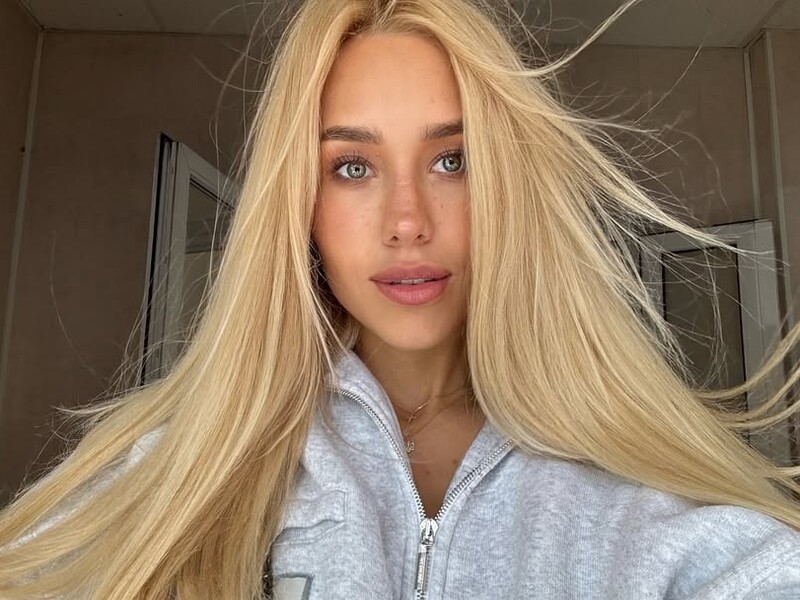 Квиткова показала осенний образ. Ей пришлось заблюрить части тела