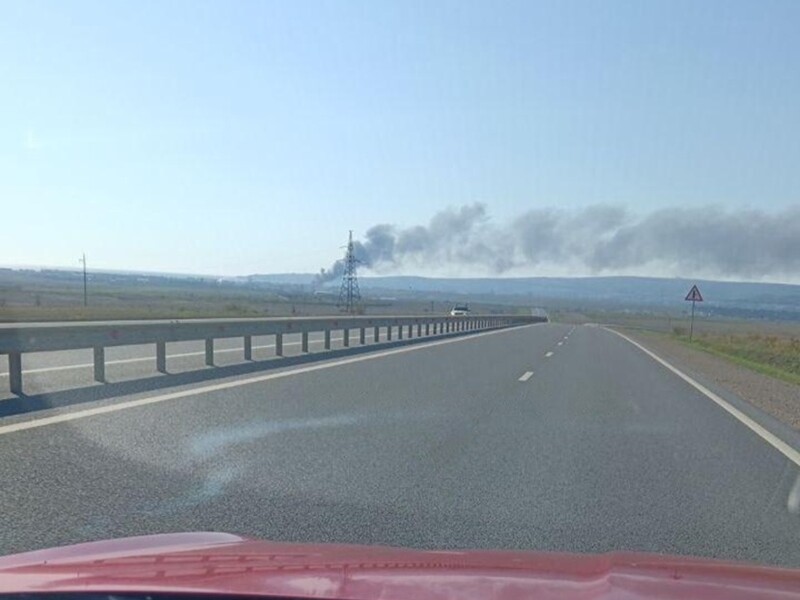 "Усе місто бачить". У Криму другу добу горить атакована нафтобаза