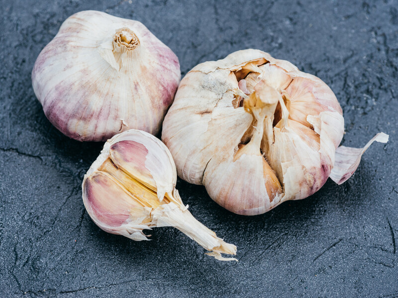 Як почистити часник за хвилину без ножа. Два лайфхаки