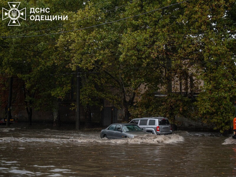 Школи переводять на дистанційку, людей просять обмежити пересування. Одеса готується до чергових злив