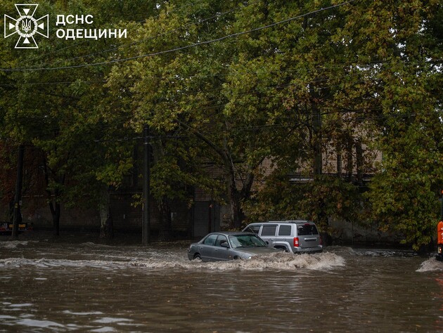Школи переводять на дистанційку, людей просять обмежити пересування. Одеса готується до чергових злив