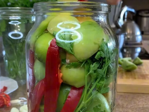 Добавьте в банку эту таблетку – и консервация не испортится. Рецепт маринованных зеленых помидоров