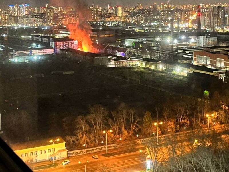 У російському Єкатеринбурзі спалахнула потужна пожежа на турбінному заводі. Відео