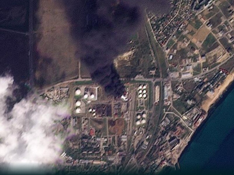 Появились спутниковые снимки пожара на нефтебазе в Феодосии. Дым растянулся на 12 км