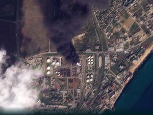 Появились спутниковые снимки пожара на нефтебазе в Феодосии. Дым растянулся на 12 км