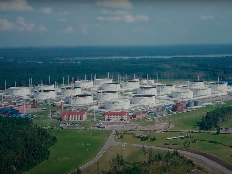 Россия резко увеличила экспорт сырой нефти после ударов дронов по ее НПЗ – Bloomberg