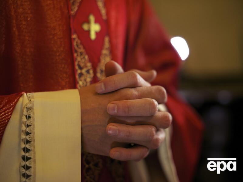 Священника, имевшего 17 любовниц, разоблачили из-за письма, случайно отправленного уборщице