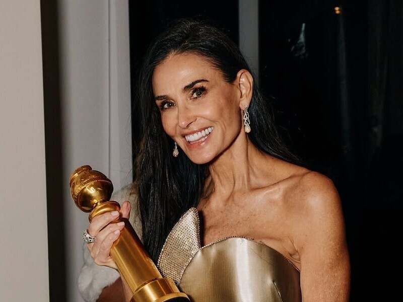 62-летняя Деми Мур неожиданно вернула прическу 30-летней давности. Как она выглядит