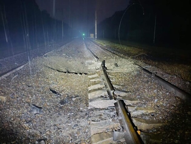 Из-за ночных обстрелов в Украине отменены и задерживаются многие поезда. Список