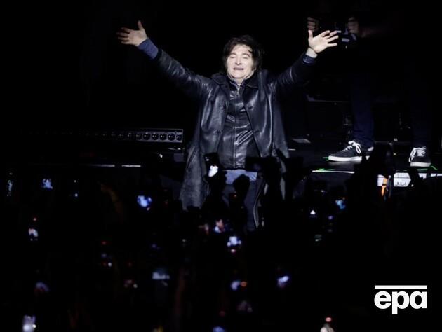 Президент Аргентини розважав публіку рок-хітами на тлі серйозної економічної кризи у країні