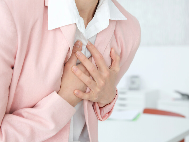 Якщо відчуваєте це – зверніться до лікаря. Чотири ознаки загрози серцевого нападу