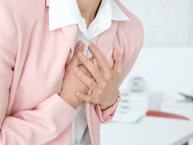 Якщо відчуваєте це – зверніться до лікаря. Чотири ознаки загрози серцевого нападу