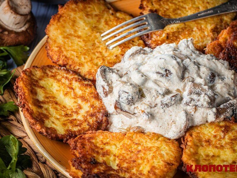 Додайте це до картоплі й перемішайте. Такі деруни – найсмачніші