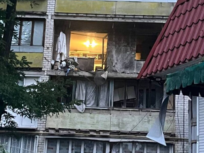 В Киеве произошел взрыв в многоэтажке. Есть погибший и раненый. Видео