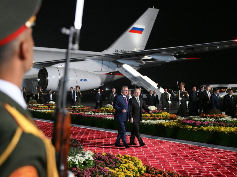 Путин приехал в Таджикистан. Там его должны были бы арестовать по требованию МУС, но встретили ковром из цветов