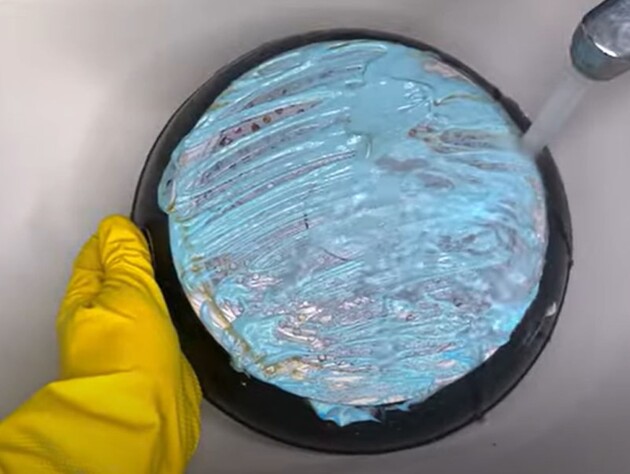 Нанесите это на сковороду – и от грязи и нагара не останется и следа. Секретный лайфхак без химии