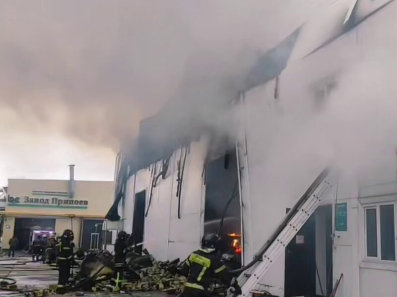 В Новосибирске – масштабный пожар на заводе, связанном с ВПК РФ. Причину не называют