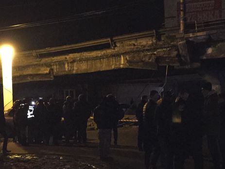 У Києві обвалилася частина мосту на Шулявському шляхопроводі