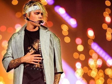 Бібер показав татуювання на грудях