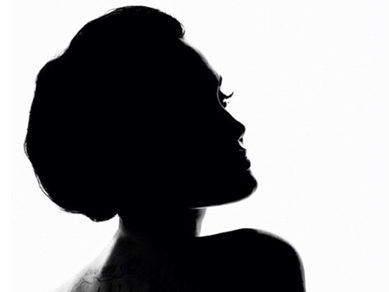 Джоли стала лицом парфюма Mon Guerlain. Видео