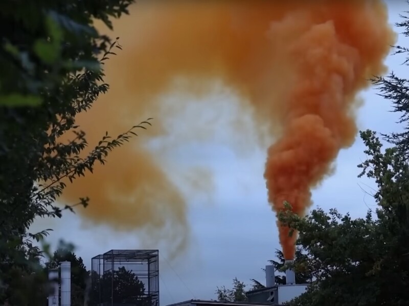 В Германии произошла химическая авария на гальваническом заводе, в небе образовалось желтое облако. Видео