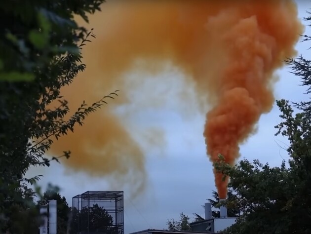 В Германии произошла химическая авария на гальваническом заводе, в небе образовалось желтое облако. Видео