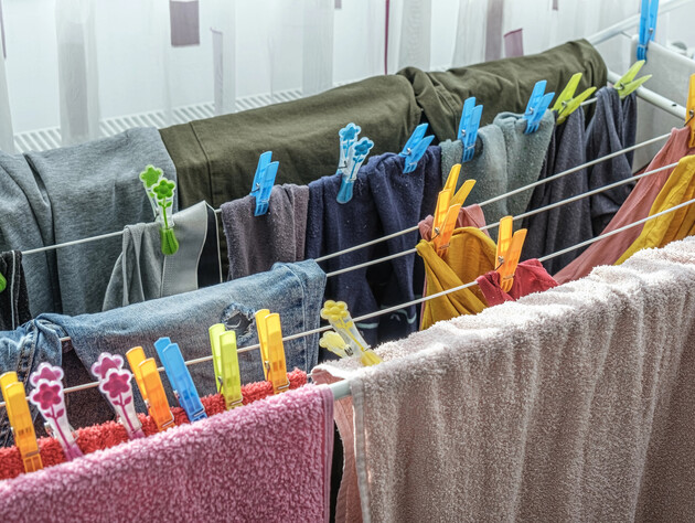 Никогда не сушите так стирку, иначе испортите одежду. Мудрый совет спасет от распространенной ошибки