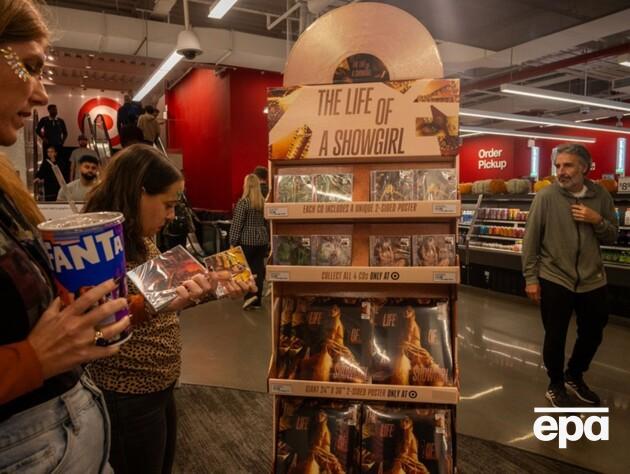 Свифт впервые за 10 лет установила исторический рекорд, сместив Адель на второе место. Что происходит