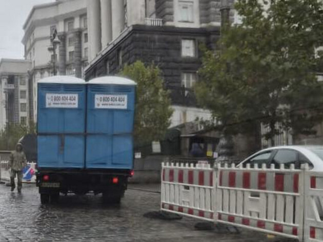 В Кабмин завезли биотуалеты, а в Верховную Раду – воду – нардеп