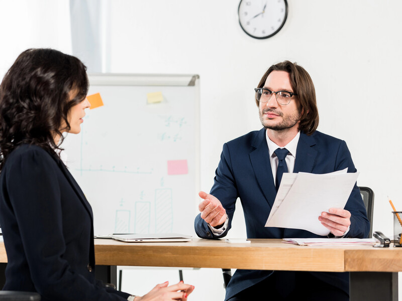 Соискательница в один день получила два необычных предложения от работодателей. Кого из них она выбрала