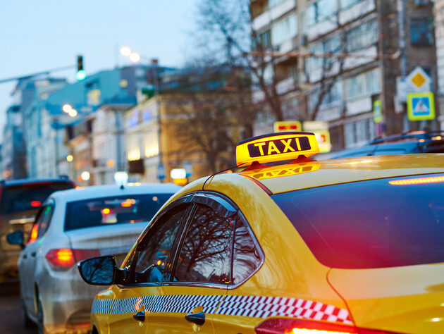 Київська таксистка відповіла на прокльони через підвищення тарифів під час тривоги