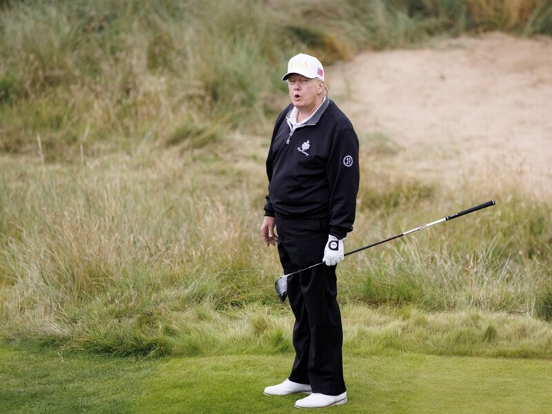 Трамп сыграл в гольф под трек русскоязычного казахского рэпера Скриптонита. Видео