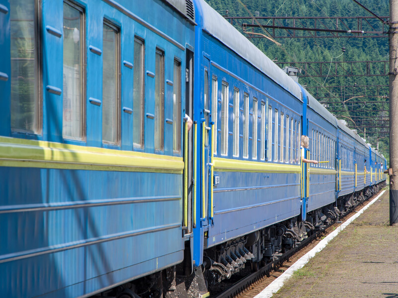 Укрзалізниця зупинила поїзди далекого сполучення через "замінування"