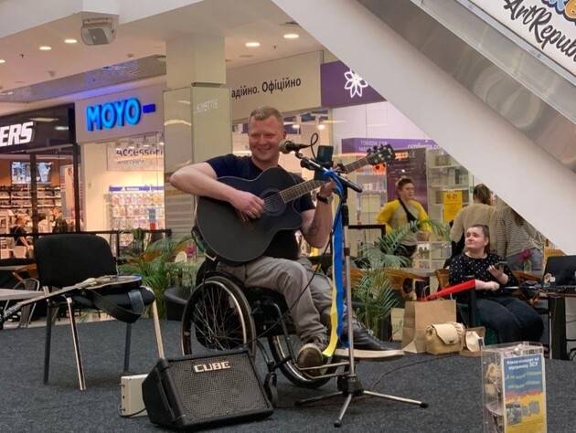 В Киеве нецензурно обругали музыканта в колесном кресле, который отказался петь русскую песню. Что было дальше