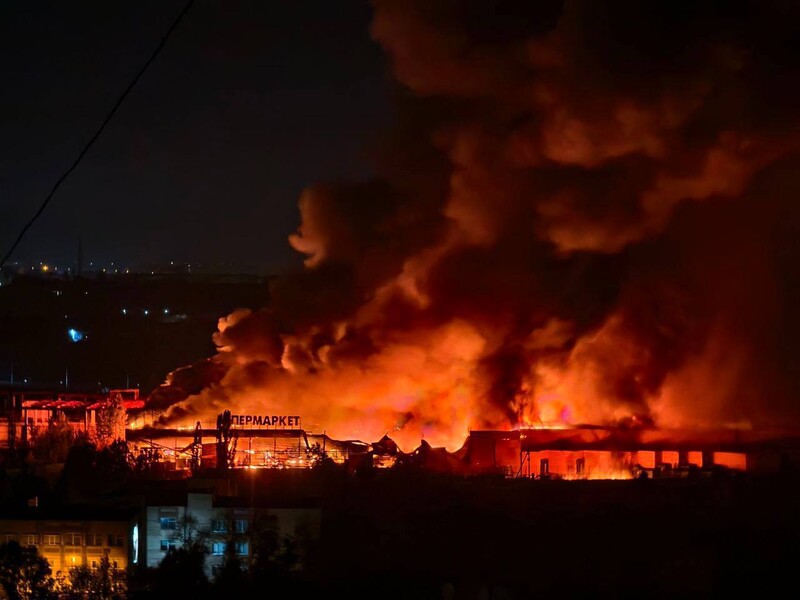 Оккупированный Донецк атаковали дроны. Сгорел бывший гипермаркет "Ашан". Фото, видео