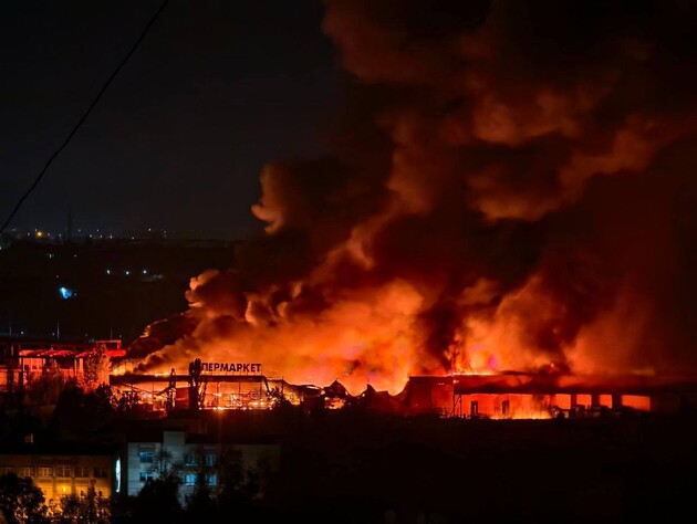 Оккупированный Донецк атаковали дроны. Сгорел бывший гипермаркет 
