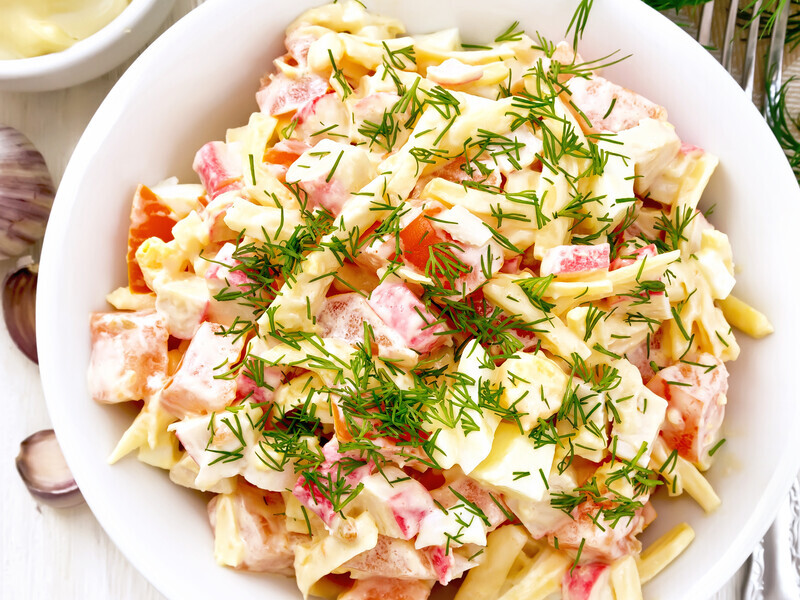 Добавьте в салат вместе с крабовыми палочками это – и он получится вкусным и нежным. Быстрый рецепт