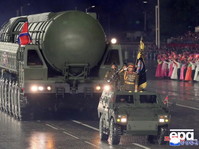 КНДР показала нову міжконтинентальну балістичну ракету, здатну уражати об'єкти у США. Фото, відео