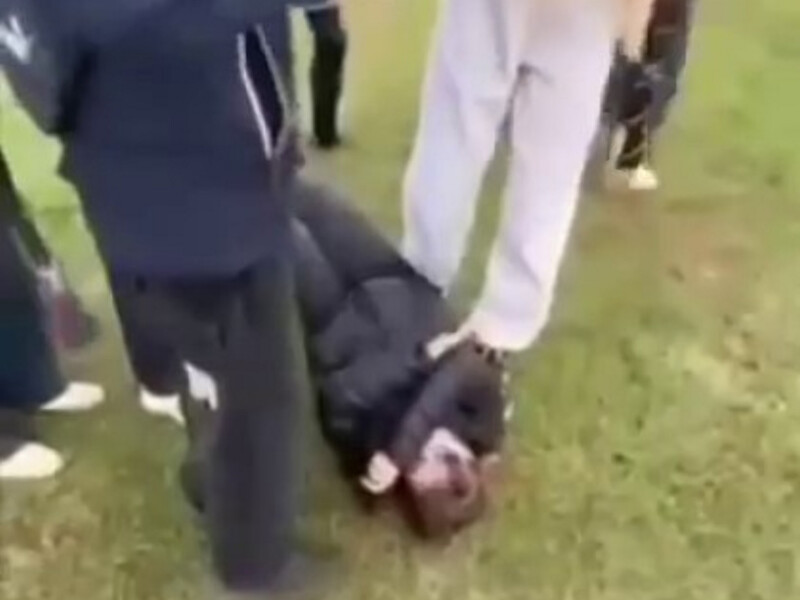 В Сумской области подростки избили ребенка и сняли это на видео. На инцидент отреагировала полиция