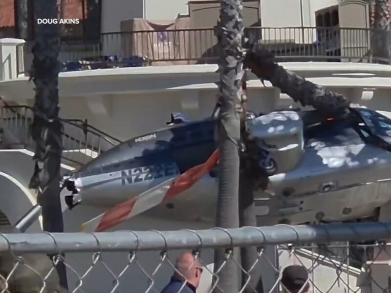 Вертолет упал на пляж в Калифорнии во время фестиваля, пострадали люди. Видео момента катастрофы