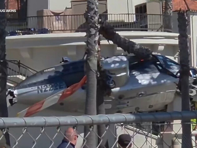 Гелікоптер упав на пляж у Каліфорнії під час фестивалю, постраждали люди. Відео моменту катастрофи