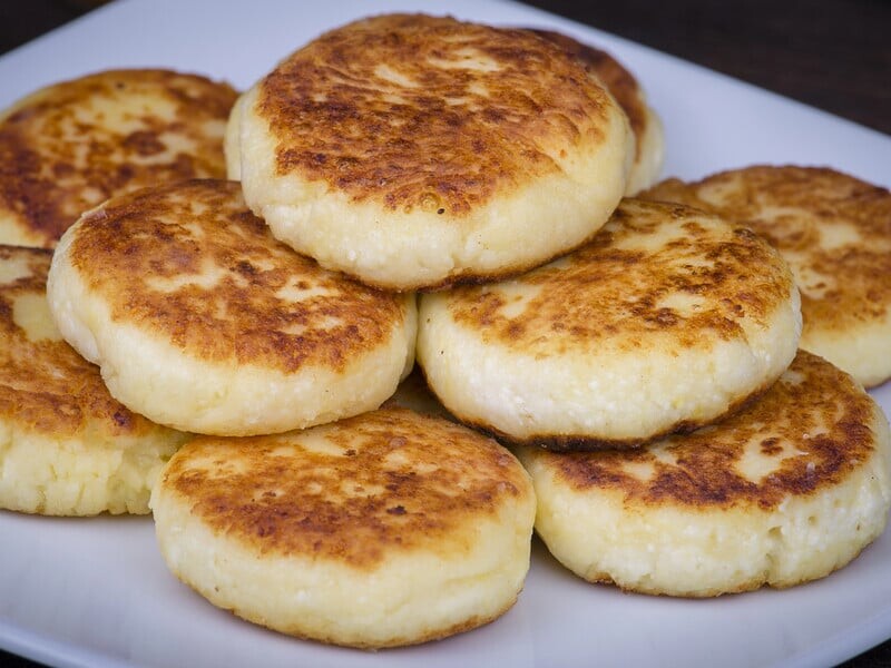 По этому рецепту сырники получатся не только вкусными, но и идеальной формы. Совет Клопотенко