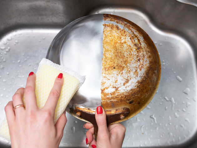 Вот чем можно смыть нагар со сковороды, не используя агрессивную химию. Грязь сползает на глазах