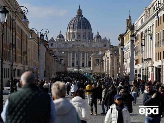 Скандал в Ватикане. Мужчина справил нужду на алтарь в храме на глазах у сотен туристов