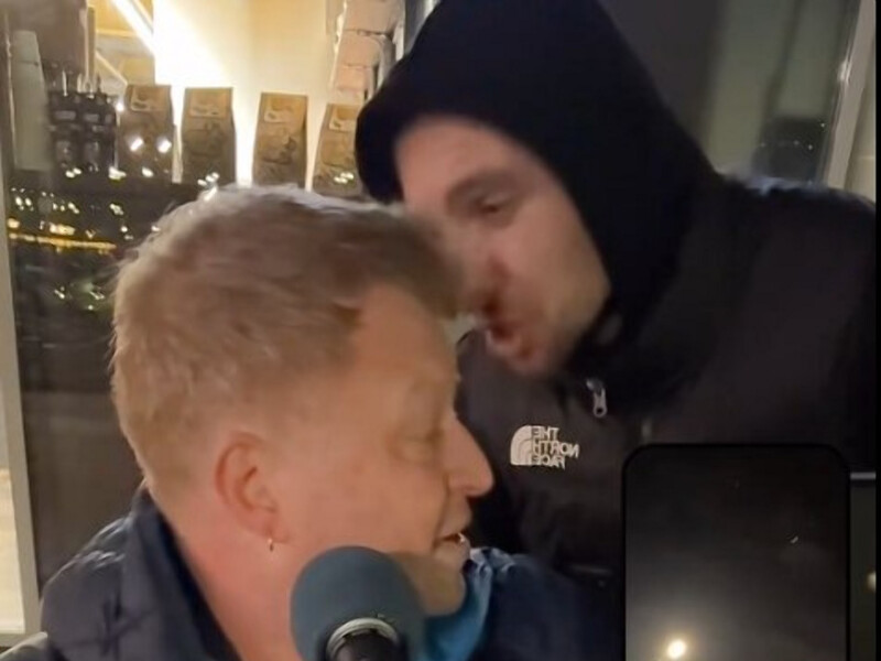 Чоловік, який вилаяв вуличного музиканта в Києві за відмову виконати російську пісню, перепросив