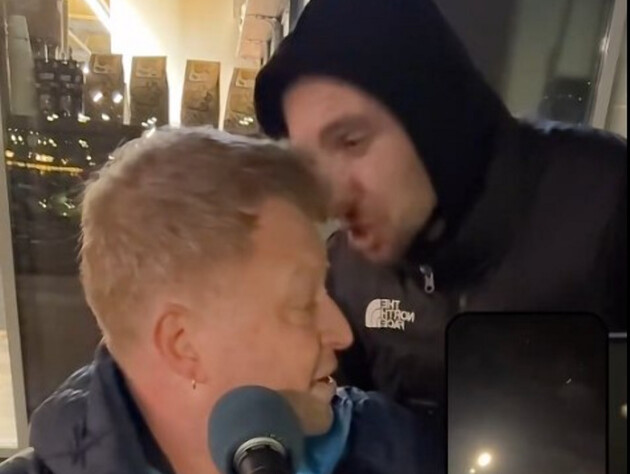 Мужчина, обругавший уличного музыканта в Киеве за отказ исполнить российскую песню, извинился