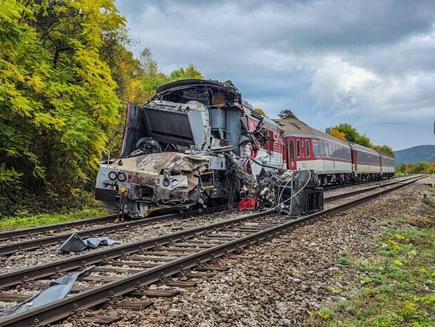 В Словакии столкнулись два поезда, один завис над пропастью. Видео